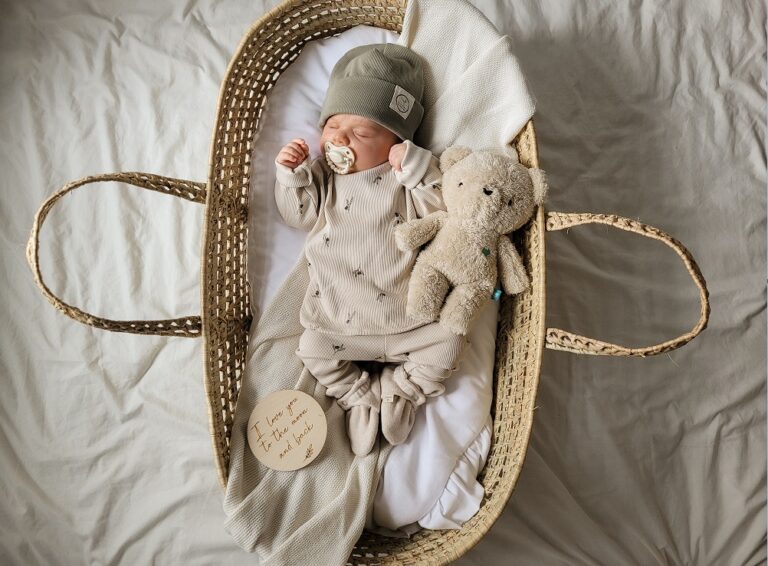 Sanfte Klänge und Melodien: Wie akustische Reize den Babyschlaf fördern